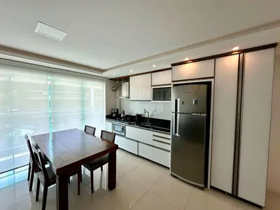 A cozinha ou kitchenette de Residencial Ilha do Arvoredo - Praia de 4 Ilhas, próximo ao mar.