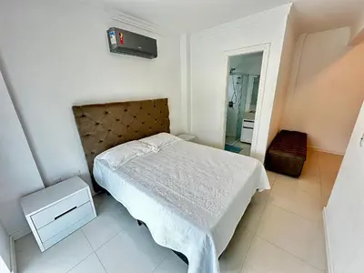 Uma cama ou camas num quarto em Residencial Ilha do Arvoredo - Praia de 4 Ilhas, próximo ao mar.