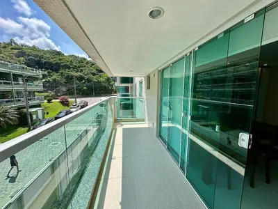 Uma varanda ou terraço em Residencial Ilha do Arvoredo - Praia de 4 Ilhas, próximo ao mar.