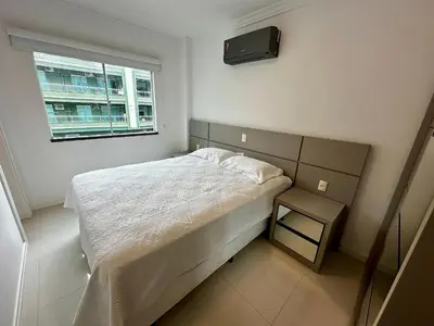 Uma cama ou camas num quarto em Residencial Ilha do Arvoredo - Praia de 4 Ilhas, próximo ao mar.