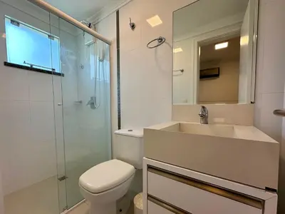 Uma casa de banho em Residencial Ilha do Arvoredo - Praia de 4 Ilhas, próximo ao mar.