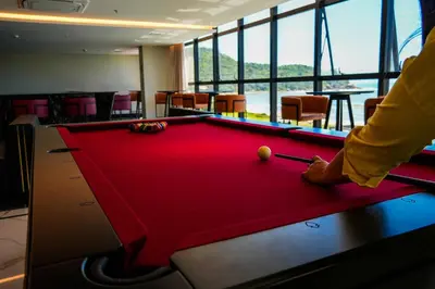 Uma mesa de bilhar em Blue Sea Hotel
