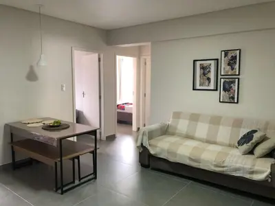 Uma área de estar em Apto 70m² no centro de Porto Belo