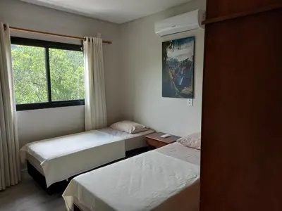 Uma cama ou camas num quarto em Casa Esmeralda duplex NOVA com piscina em Bombinhas, Mariscal