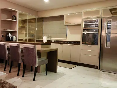 A cozinha ou kitchenette de Casa de alto padrão com piscina
