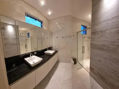 Uma casa de banho em Casa de alto padrão com piscina