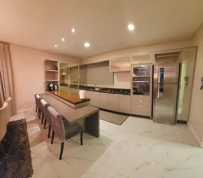 A cozinha ou kitchenette de Casa de alto padrão com piscina