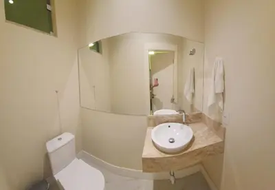 Uma casa de banho em Casa de alto padrão com piscina