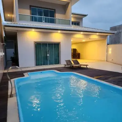 Casa de alto padrão com piscina