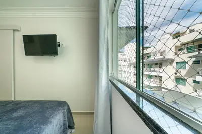 Uma televisão e/ou sistema de entretenimento em Bombinhas Summer Beach APT 333