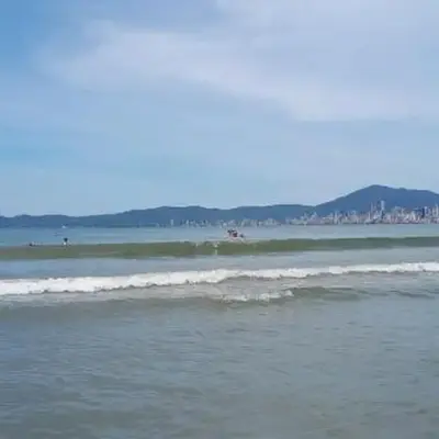 Amplo apartamento para aluguel diário numa das melhores praias de SC.