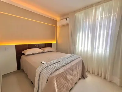 Uma cama ou camas num quarto em Apartamento 70m da praia em Bombinhas