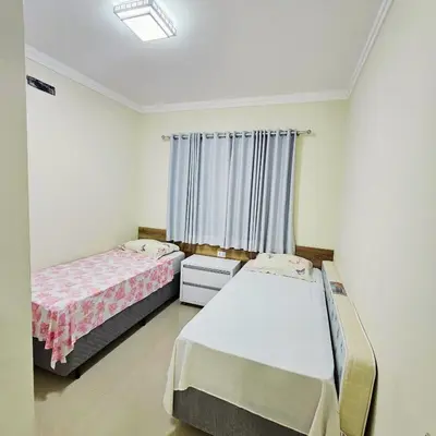 Uma cama ou camas num quarto em Apto Caminho do Mar em Bombinhas