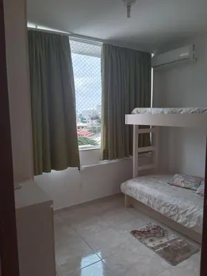 Uma cama ou camas num quarto em Apartamento com varanda e vista para o mar 1