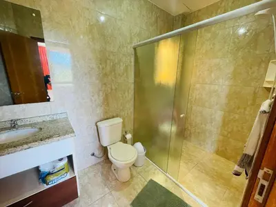Uma casa de banho em Apartamento com varanda e vista para o mar 1