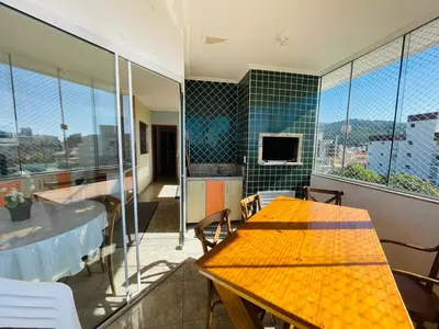 Uma televisão e/ou sistema de entretenimento em Apartamento com varanda e vista para o mar 1