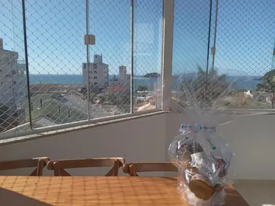 Uma vista do mar geral ou uma vista do mar a partir do apartamento