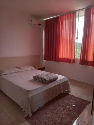 Uma cama ou camas num quarto em Apartamento com varanda e vista para o mar 1