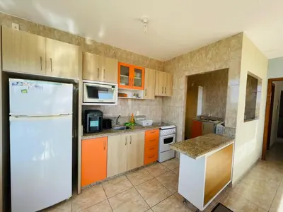 A cozinha ou kitchenette de Apartamento com varanda e vista para o mar 1