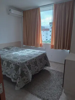 Uma cama ou camas num quarto em Apartamento com varanda e vista para o mar 1