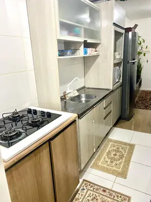 A cozinha ou kitchenette de Apartamento inteiro 2 quartos com piscina Camboriú