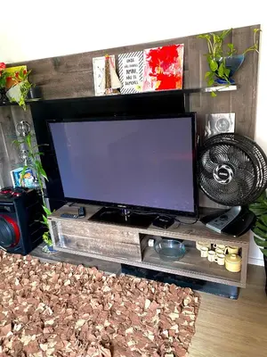 Uma televisão e/ou sistema de entretenimento em Apartamento inteiro 2 quartos com piscina Camboriú