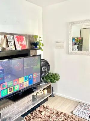 Uma televisão e/ou sistema de entretenimento em Apartamento inteiro 2 quartos com piscina Camboriú