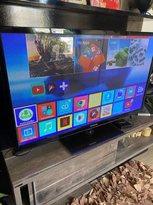 Uma televisão e/ou sistema de entretenimento em Apartamento inteiro 2 quartos com piscina Camboriú