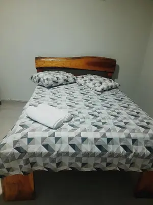 Uma cama ou camas num quarto em Leandro's Residence
