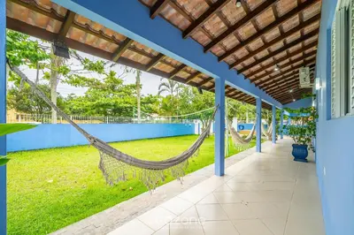 Um jardim no exterior de Casa 4Q c/ churrasq. 100m da praia JAT0355