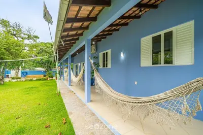 Um jardim no exterior de Casa 4Q c/ churrasq. 100m da praia JAT0355
