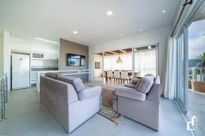 Uma área de estar em Cobertura Duplex com 03 suítes