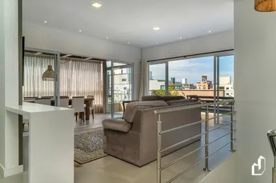 Uma área de estar em Cobertura Duplex com 03 suítes