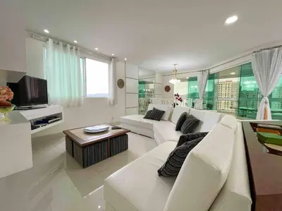 Uma televisão e/ou sistema de entretenimento em Alto Padrão Vista Panorâmica Pé na areia! CA1001