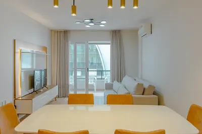 Uma televisão e/ou sistema de entretenimento em Vista Mar na R.303 em Itapema, Garagem&Wifi HU1718