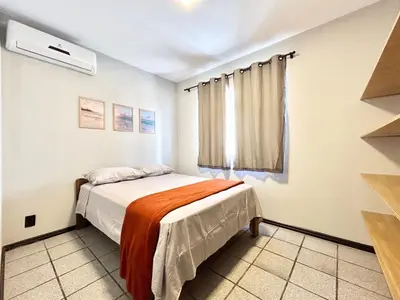 A planta de 003 - Apartamento com 2 dormitórios na praia de Bombas