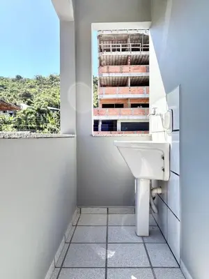 A planta de 005 - Apto com 2 dormitórios na praia de Bombas