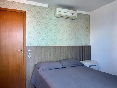 Uma cama ou camas num quarto em B251 - Apto 02 quartos em Bombas com churrasqueira