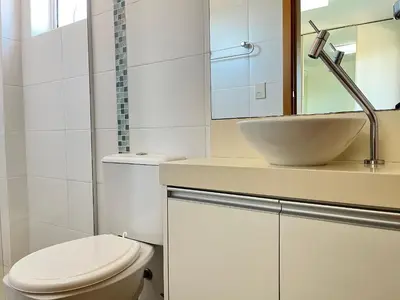 Uma casa de banho em B251 - Apto 02 quartos em Bombas com churrasqueira