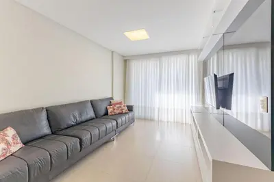 Uma área de estar em Apartamento em Condo com Piscina e Jacuzzi