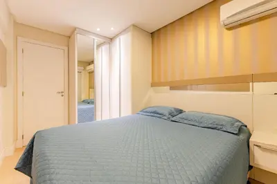 Uma cama ou camas num quarto em Apartamento em Condo com Piscina e Jacuzzi