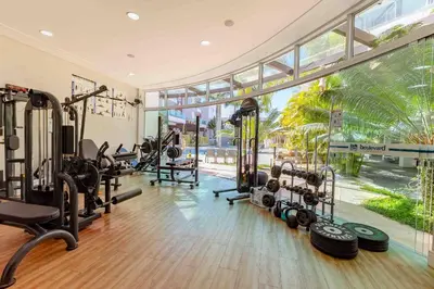 O centro de fitness e/ou as comodidades de fitness de Apartamento em Condo com Piscina e Jacuzzi