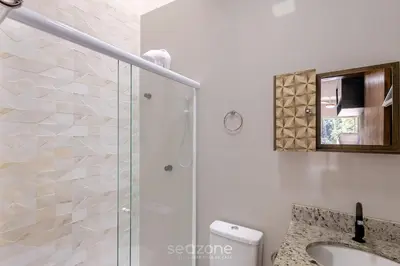 Uma casa de banho em RHE's - Casas em condomínio 2 min da praia em Bombinhas