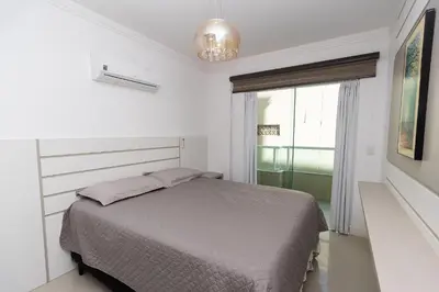 Uma cama ou camas num quarto em 084 - Apto a 50m do mar em Bombas