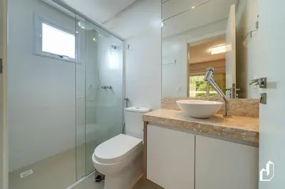 Uma casa de banho em Apartamento na quadra da praia | 02 suítes