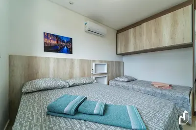 Uma cama ou camas num quarto em Apartamento na quadra da praia | 02 suítes