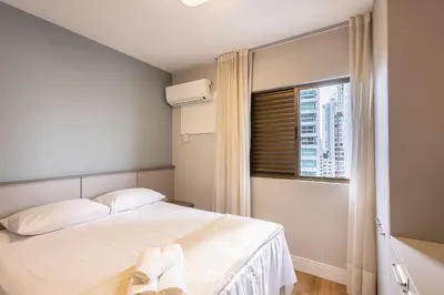 Uma cama ou camas num quarto em Apto 3Q c Vista Mar Churrasq. Garagem - BC VLD1002