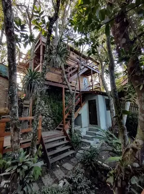 Um jardim no exterior de Apart 3 Costa Esmeralda