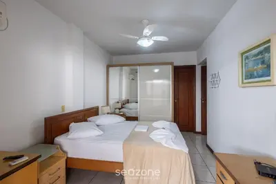 Uma cama ou camas num quarto em Apto c/ varanda - beira mar a Meia Praia CEO0104