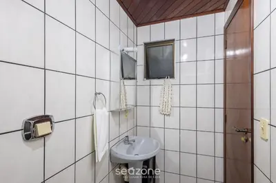 Uma casa de banho em Apto c/ varanda - beira mar a Meia Praia CEO0104